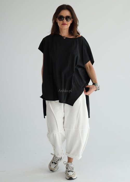 Czarna bluzka oversize z krótszym przodem, wydłużonym tyłem i bocznymi rozcięciami wykonana z miękkiej bawełny. Minimalistyczny model w nowoczesnej stylizacji