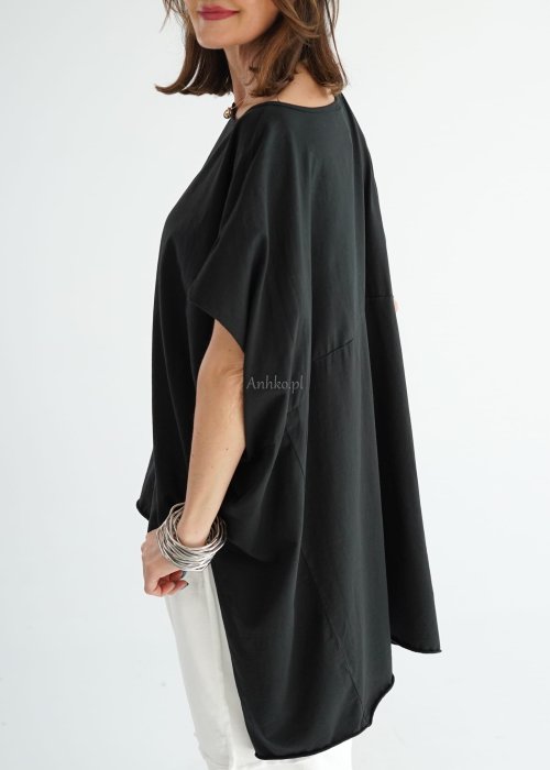 Czarna bluzka oversize z krótszym przodem, wydłużonym tyłem i bocznymi rozcięciami wykonana z miękkiej bawełny. Minimalistyczny model w nowoczesnej stylizacji