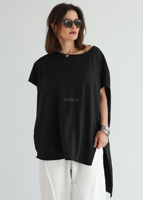 Czarna bluzka oversize z krótszym przodem, wydłużonym tyłem i bocznymi rozcięciami wykonana z miękkiej bawełny. Minimalistyczny model w nowoczesnej stylizacji