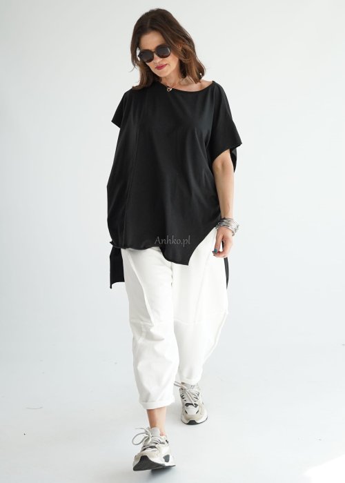Czarna bluzka oversize z krótszym przodem, wydłużonym tyłem i bocznymi rozcięciami wykonana z miękkiej bawełny. Minimalistyczny model w nowoczesnej stylizacji