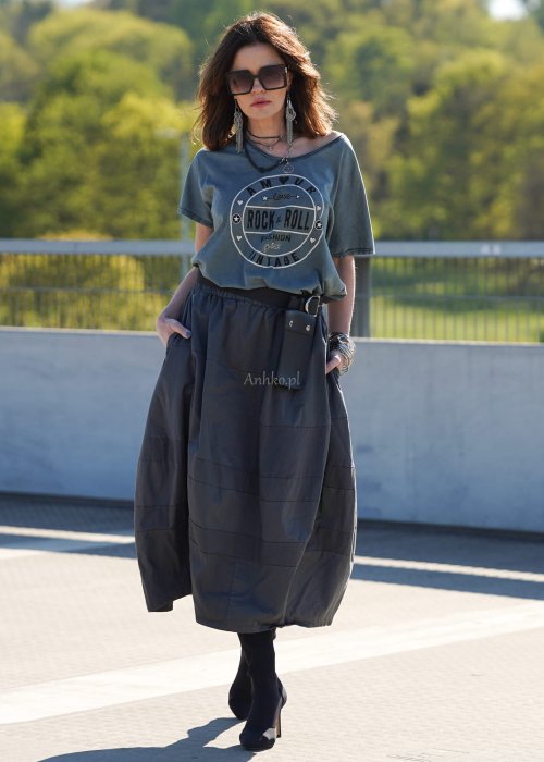 Grafitowa spódnica damska o kroju bombki z kieszeniami i dekoracyjnymi przeszyciami, pokazana w stylizacji z zielonym swetrem i czarnymi botkami na obcasie.