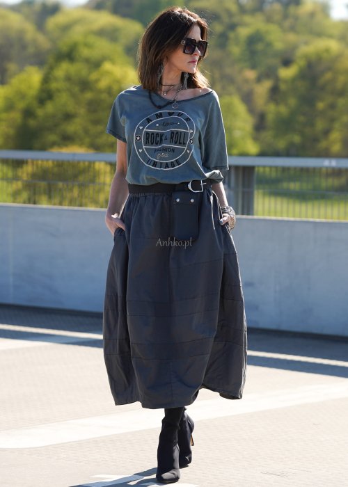 Grafitowa spódnica damska o kroju bombki z kieszeniami i dekoracyjnymi przeszyciami, pokazana w stylizacji z zielonym swetrem i czarnymi botkami na obcasie.