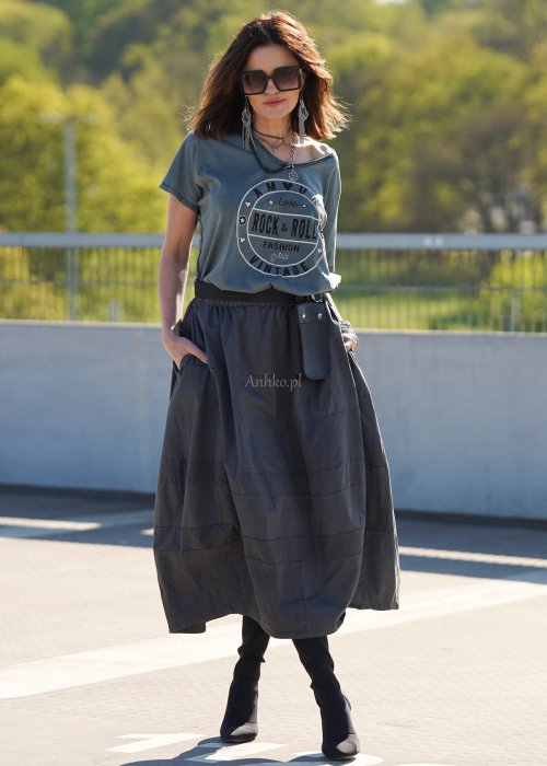 Grafitowa spódnica damska o kroju bombki z kieszeniami i dekoracyjnymi przeszyciami, pokazana w stylizacji z zielonym swetrem i czarnymi botkami na obcasie.