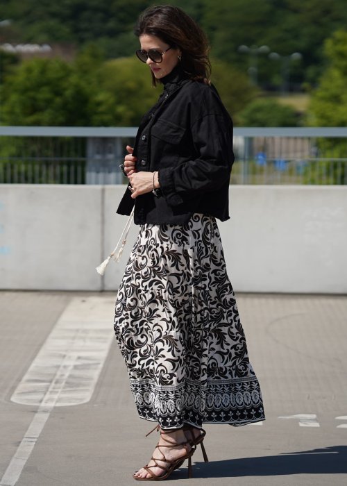 Bawełniana kurtka jeansowa Bad w czarnym kolorze o luźnym fasonie oversize, z kieszeniami i surowo wykończonymi krawędziami.