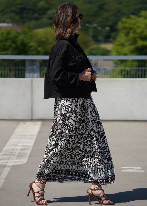 Bawełniana kurtka jeansowa Bad w czarnym kolorze o luźnym fasonie oversize, z kieszeniami i surowo wykończonymi krawędziami.