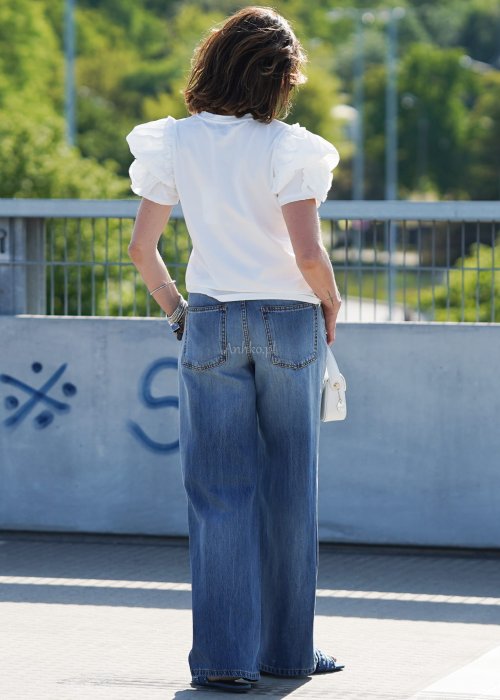 Szukasz wygodnych jeansów o modnym kroju? Jeansy Moniqa z szeroką nogawką i klasycznym denimem zapewniają komfort oraz stylowy, miejski look.