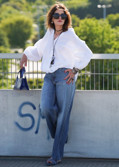 Szukasz wygodnych jeansów o modnym kroju? Jeansy Moniqa z szeroką nogawką i klasycznym denimem zapewniają komfort oraz stylowy, miejski look.