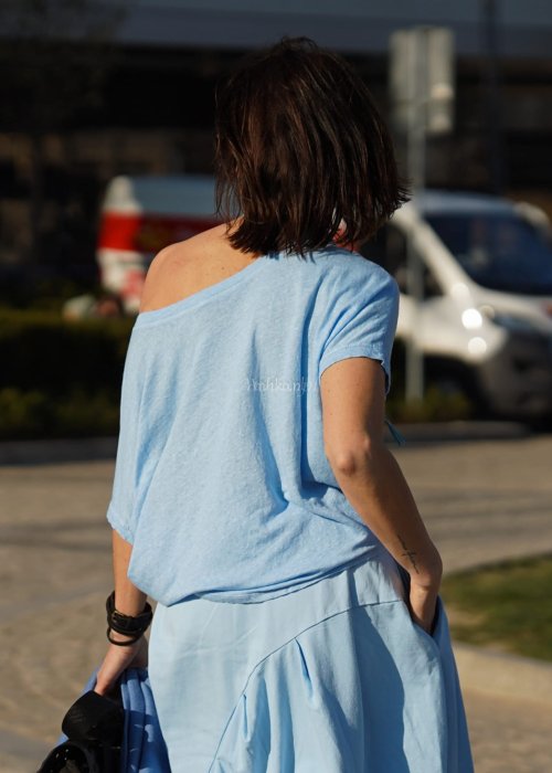 Jasnobłękitna lniana bluzka damska oversize wykonana w 100% z naturalnego lnu z szerokim dekoltem i krótkim rękawem w codziennej stylizacji.