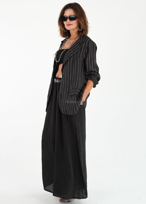 Czarne lniane spodnie damskie z bardzo szeroką nogawką i gumą w pasie, model z kieszeniami po bokach w swobodnej stylizacji.