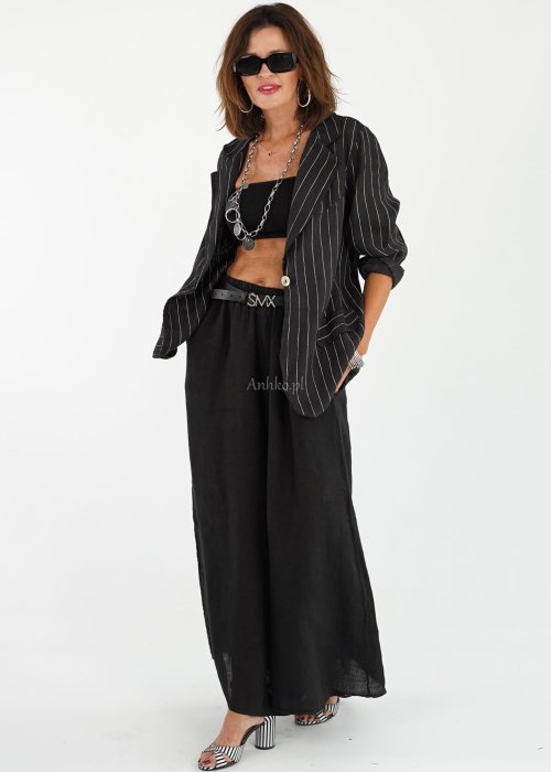 Czarne lniane spodnie damskie z bardzo szeroką nogawką i gumą w pasie, model z kieszeniami po bokach w swobodnej stylizacji.