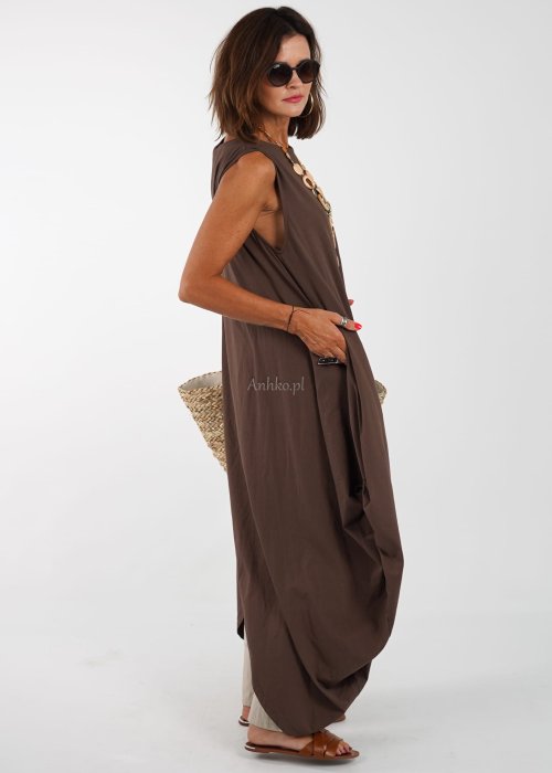 Długa sukienka damska maxi w kolorze brązowym bez rękawów o luźnym oversize kroju z lekkiej tkaniny styl boho letnia moda damska