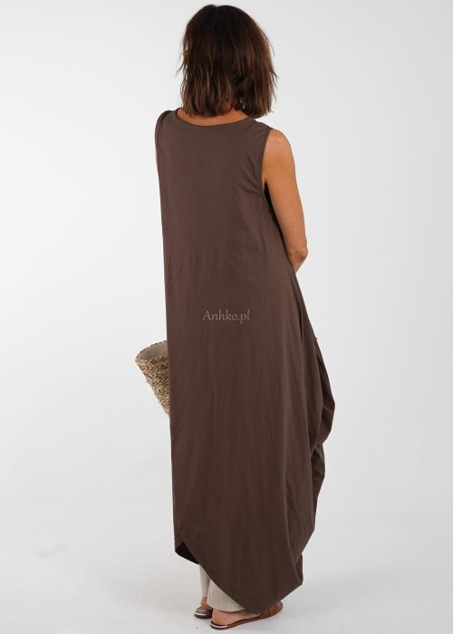 Długa sukienka damska maxi w kolorze brązowym bez rękawów o luźnym oversize kroju z lekkiej tkaniny styl boho letnia moda damska