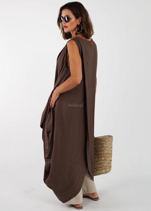 Długa sukienka damska maxi w kolorze brązowym bez rękawów o luźnym oversize kroju z lekkiej tkaniny styl boho letnia moda damska