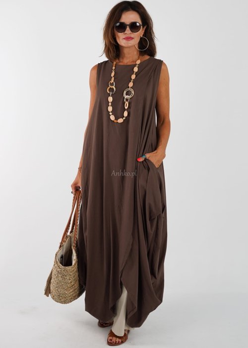Długa sukienka damska maxi w kolorze brązowym bez rękawów o luźnym oversize kroju z lekkiej tkaniny styl boho letnia moda damska