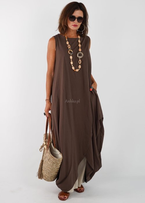 Długa sukienka damska maxi w kolorze brązowym bez rękawów o luźnym oversize kroju z lekkiej tkaniny styl boho letnia moda damska