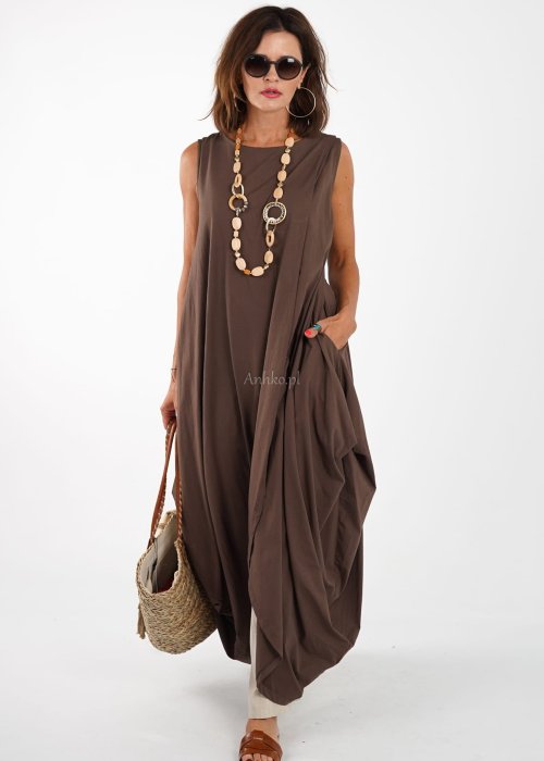 Długa sukienka damska maxi w kolorze brązowym bez rękawów o luźnym oversize kroju z lekkiej tkaniny styl boho letnia moda damska
