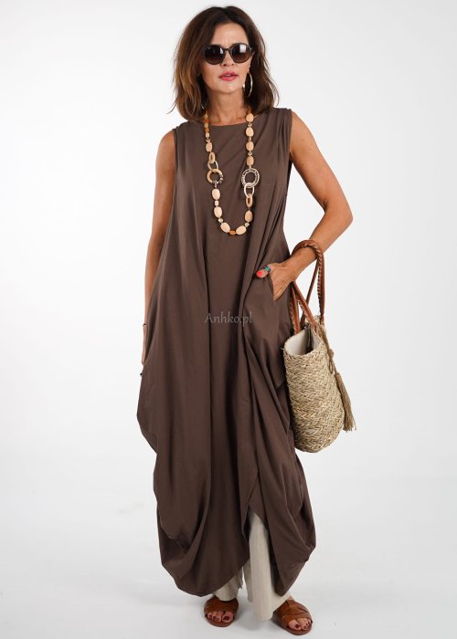 Długa sukienka damska maxi w kolorze brązowym bez rękawów o luźnym oversize kroju z lekkiej tkaniny styl boho letnia moda damska