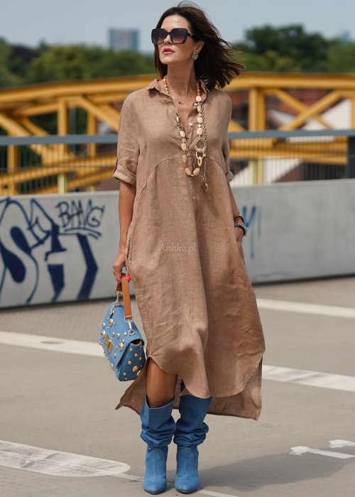 Lniana sukienka maxi w kolorze camel z kołnierzykiem, zapięciem na guziki, kieszeniami i podpinanymi rękawami.
