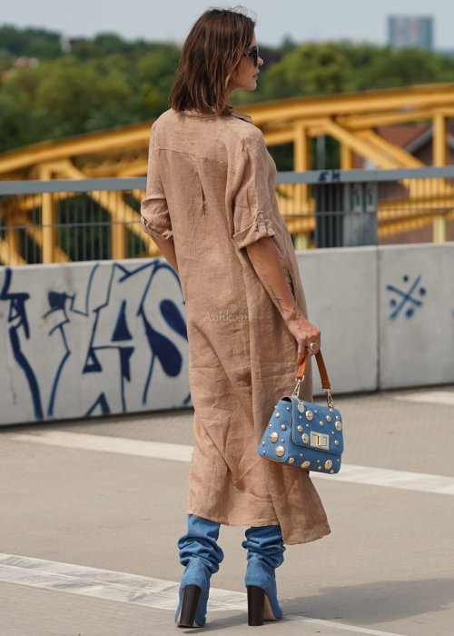 Lniana sukienka maxi w kolorze camel z kołnierzykiem, zapięciem na guziki, kieszeniami i podpinanymi rękawami.