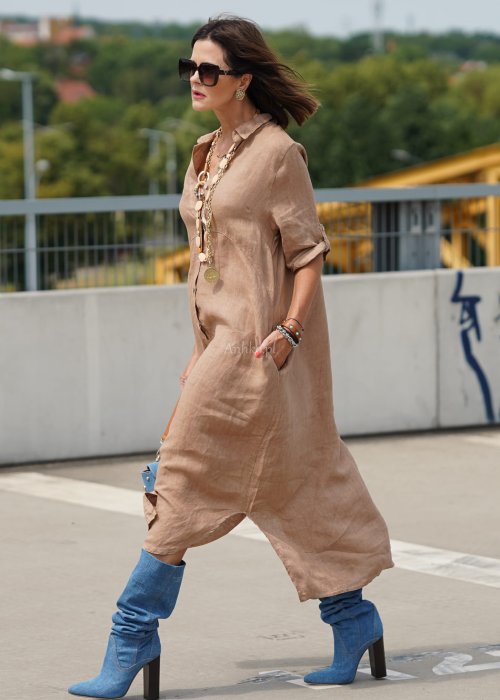 Lniana sukienka maxi w kolorze camel z kołnierzykiem, zapięciem na guziki, kieszeniami i podpinanymi rękawami.