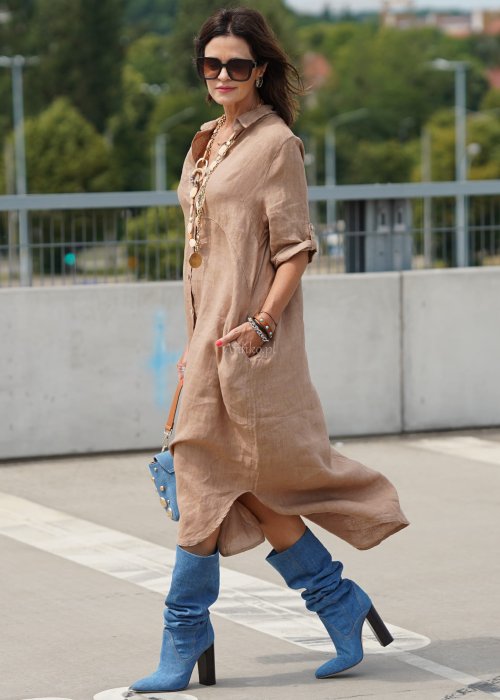 Lniana sukienka maxi w kolorze camel z kołnierzykiem, zapięciem na guziki, kieszeniami i podpinanymi rękawami.