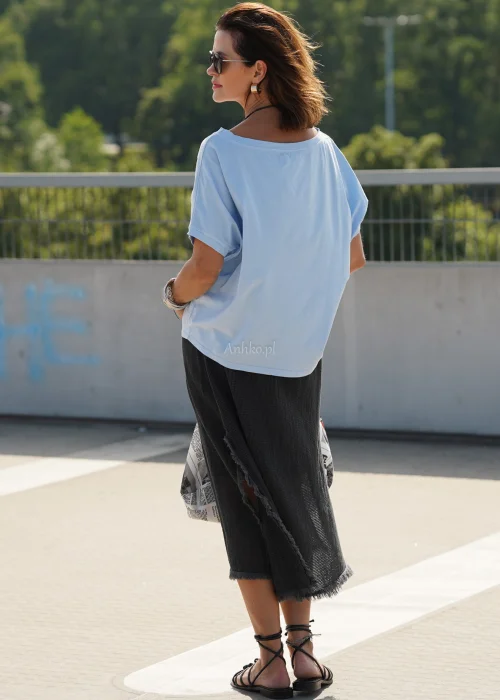 Niebieska bawełniana bluzka damska oversize z krótkimi rękawami i szerokim dekoltem. Komfortowy model 100% bawełny do codziennych stylizacji.