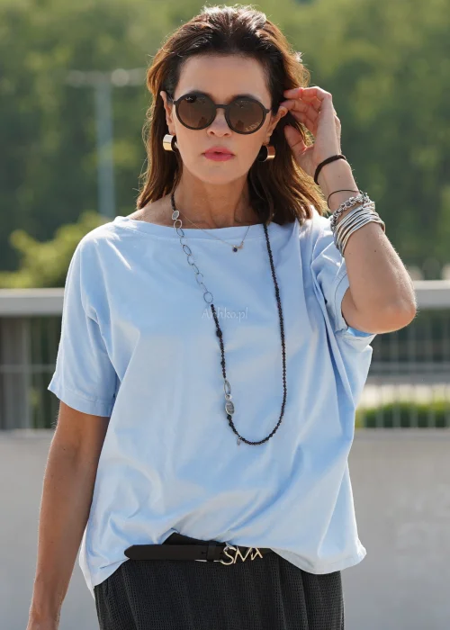 Niebieska bawełniana bluzka damska oversize z krótkimi rękawami i szerokim dekoltem. Komfortowy model 100% bawełny do codziennych stylizacji.