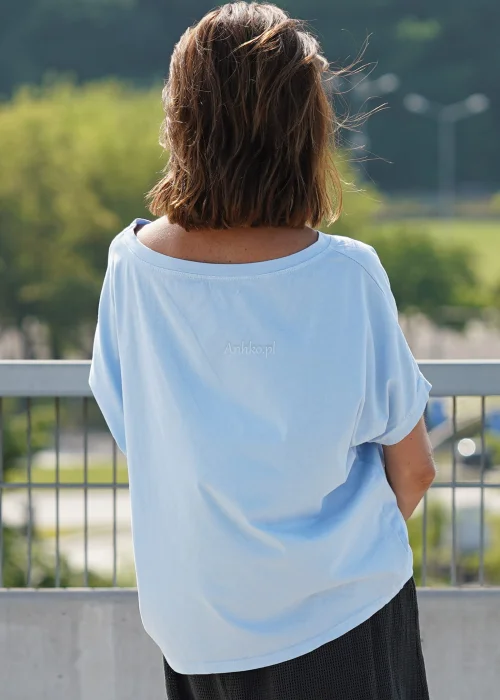 Niebieska bawełniana bluzka damska oversize z krótkimi rękawami i szerokim dekoltem. Komfortowy model 100% bawełny do codziennych stylizacji.