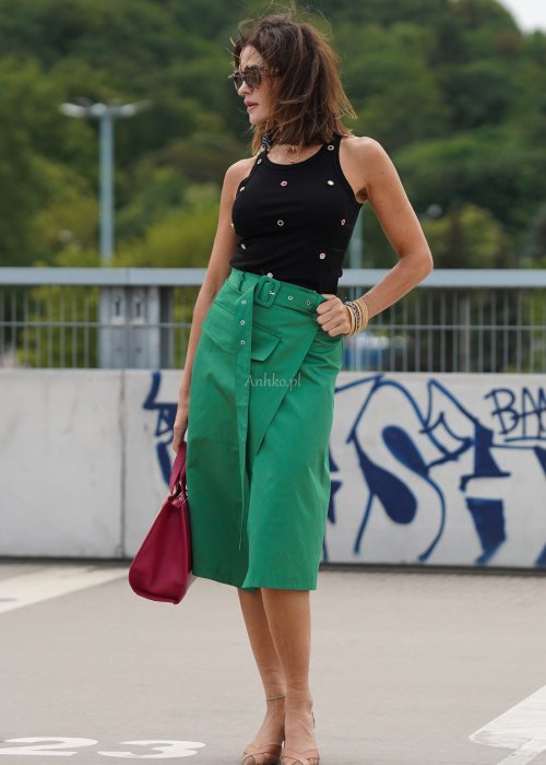 Zielona spódnica midi kopertowa z wysokim stanem i dużą naszywaną kieszenią, elegancki fason w minimalistycznej stylizacji.