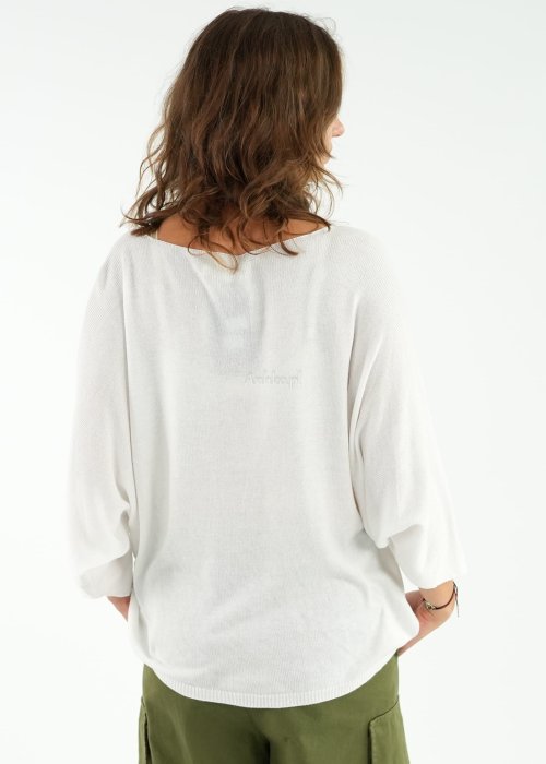 Biały sweter damski oversize z lekkiej dzianiny, dekolt V, rękaw 3/4, luźny krój