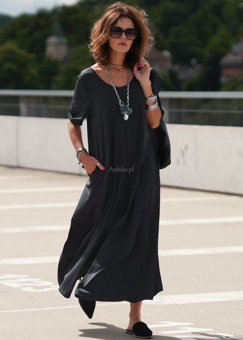 Czarny kombinezon damski oversize z szerokimi nogawkami i krótkim rękawem, minimalistyczna stylizacja miejska z biżuterią.