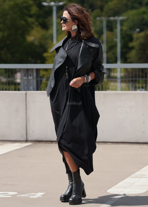 Czarna sukienka oversize o asymetrycznym kroju z zakładkami i rozcięciem, w stylizacji z płaskimi butami i dodatkami w miejskim, nowoczesnym wydaniu.