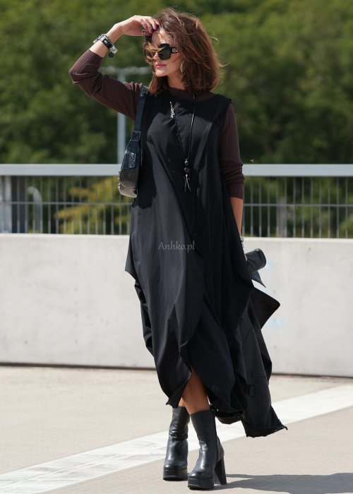 Czarna sukienka oversize o asymetrycznym kroju z zakładkami i rozcięciem, w stylizacji z płaskimi butami i dodatkami w miejskim, nowoczesnym wydaniu.