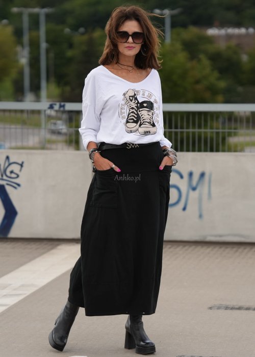 Czarne spódnico-spodnie maxi z elastycznym pasem i dużymi kieszeniami, zestawione z białą bluzką i czarnymi botkami na obcasie w miejskiej stylizacji.