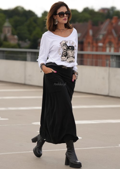 Czarne spódnico-spodnie maxi z elastycznym pasem i dużymi kieszeniami, zestawione z białą bluzką i czarnymi botkami na obcasie w miejskiej stylizacji.