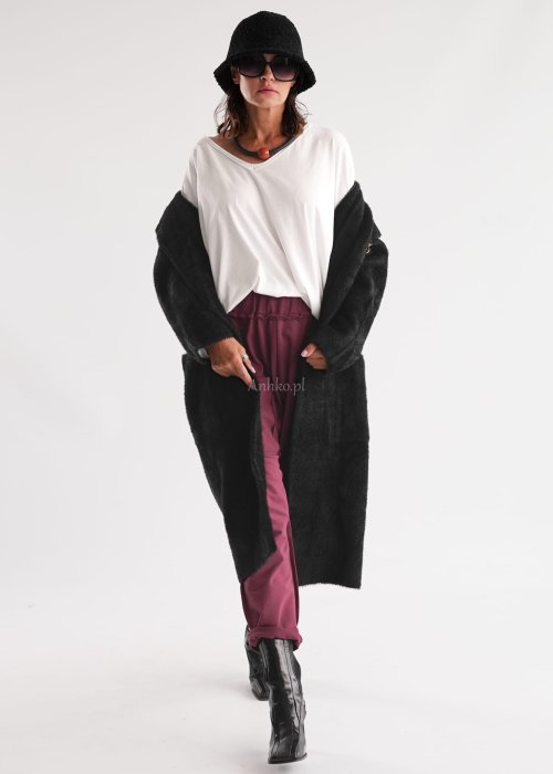 Biała bluzka damska oversize z długim rękawem i dekoltem V w stylizacji z jeansami i różowym naszyjnikiem.