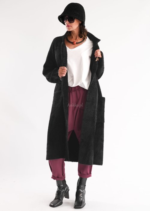 Biała bluzka damska oversize z długim rękawem i dekoltem V w stylizacji z jeansami i różowym naszyjnikiem.