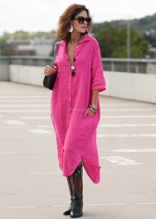 Różowa lniana sukienka typu szmizjerka z guzikami i kieszeniami, zestawiona z czarnymi kowbojkami w miejskiej stylizacji.