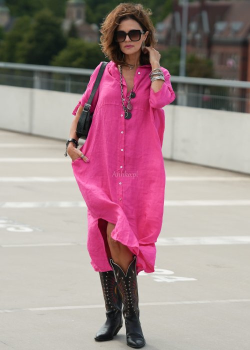 Różowa lniana sukienka typu szmizjerka z guzikami i kieszeniami, zestawiona z czarnymi kowbojkami w miejskiej stylizacji.