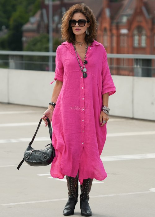 Różowa lniana sukienka typu szmizjerka z guzikami i kieszeniami, zestawiona z czarnymi kowbojkami w miejskiej stylizacji.