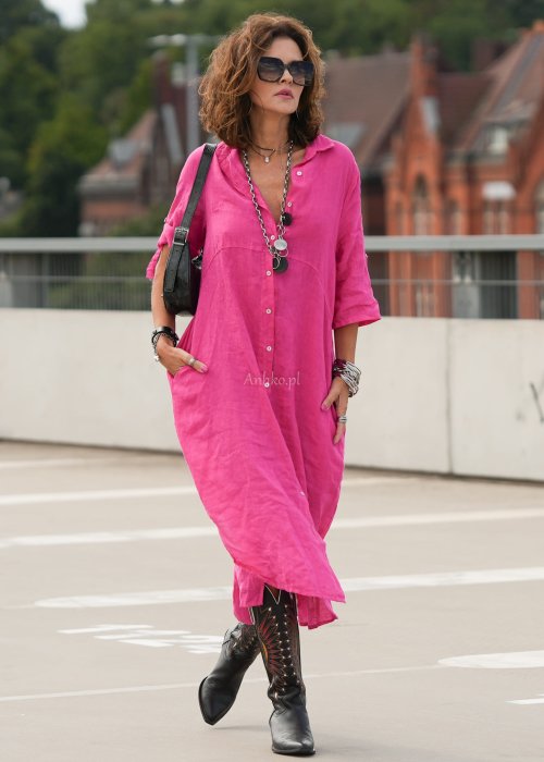 Różowa lniana sukienka typu szmizjerka z guzikami i kieszeniami, zestawiona z czarnymi kowbojkami w miejskiej stylizacji.