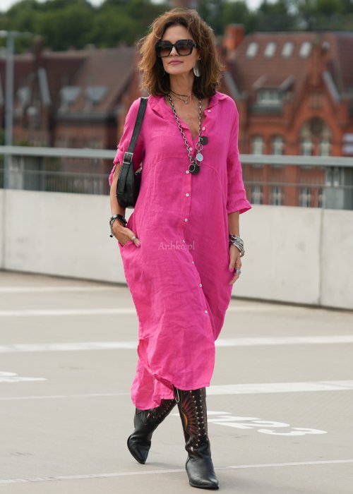 Różowa lniana sukienka typu szmizjerka z guzikami i kieszeniami, zestawiona z czarnymi kowbojkami w miejskiej stylizacji.