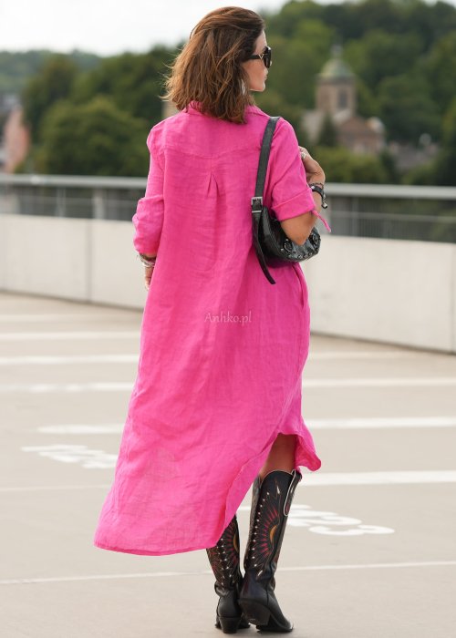Różowa lniana sukienka typu szmizjerka z guzikami i kieszeniami, zestawiona z czarnymi kowbojkami w miejskiej stylizacji.