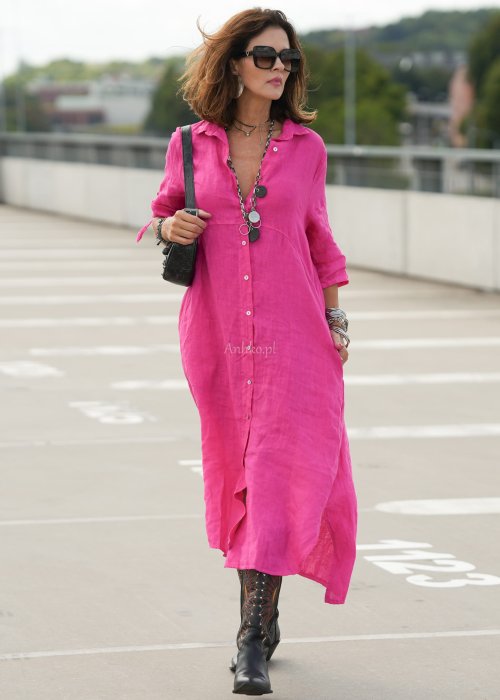 Różowa lniana sukienka typu szmizjerka z guzikami i kieszeniami, zestawiona z czarnymi kowbojkami w miejskiej stylizacji.