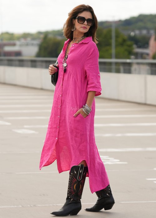 Różowa lniana sukienka typu szmizjerka z guzikami i kieszeniami, zestawiona z czarnymi kowbojkami w miejskiej stylizacji.