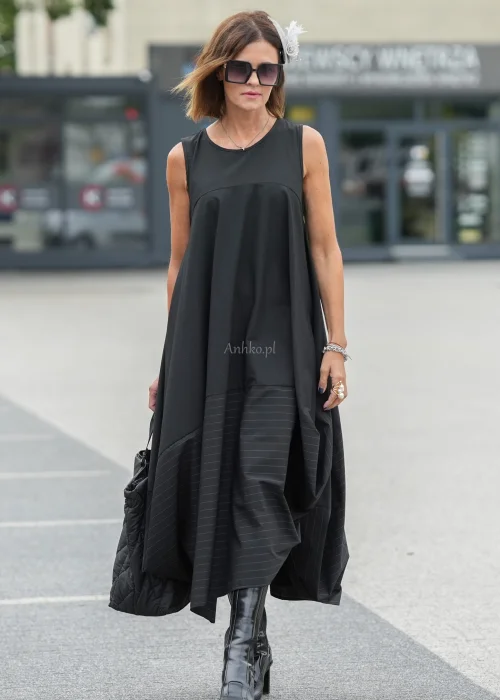 Czarna sukienka maxi o kroju litery A z kieszeniami i efektownym dołem z subtelnymi paskami. Elegancki model bez rękawów do wyjątkowych i codziennych stylizacji.