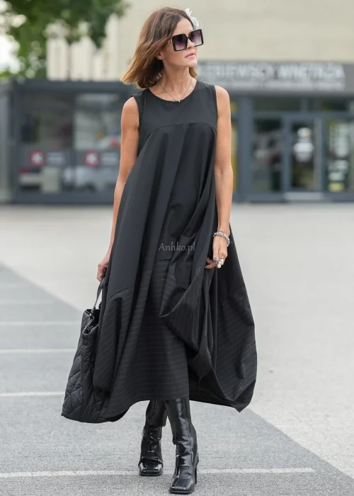 Czarna sukienka maxi o kroju litery A z kieszeniami i efektownym dołem z subtelnymi paskami. Elegancki model bez rękawów do wyjątkowych i codziennych stylizacji.