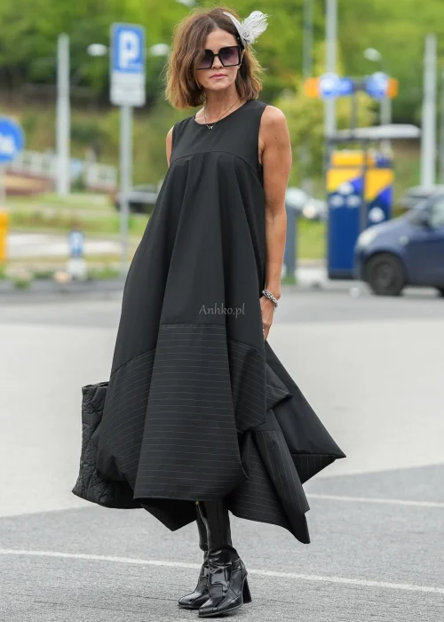 Czarna sukienka maxi o kroju litery A z kieszeniami i efektownym dołem z subtelnymi paskami. Elegancki model bez rękawów do wyjątkowych i codziennych stylizacji.