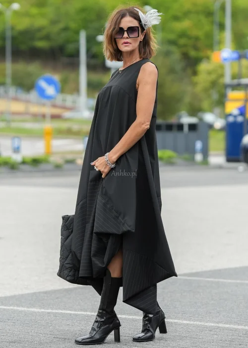 Czarna sukienka maxi o kroju litery A z kieszeniami i efektownym dołem z subtelnymi paskami. Elegancki model bez rękawów do wyjątkowych i codziennych stylizacji.