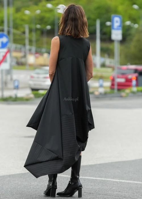 Czarna sukienka maxi o kroju litery A z kieszeniami i efektownym dołem z subtelnymi paskami. Elegancki model bez rękawów do wyjątkowych i codziennych stylizacji.